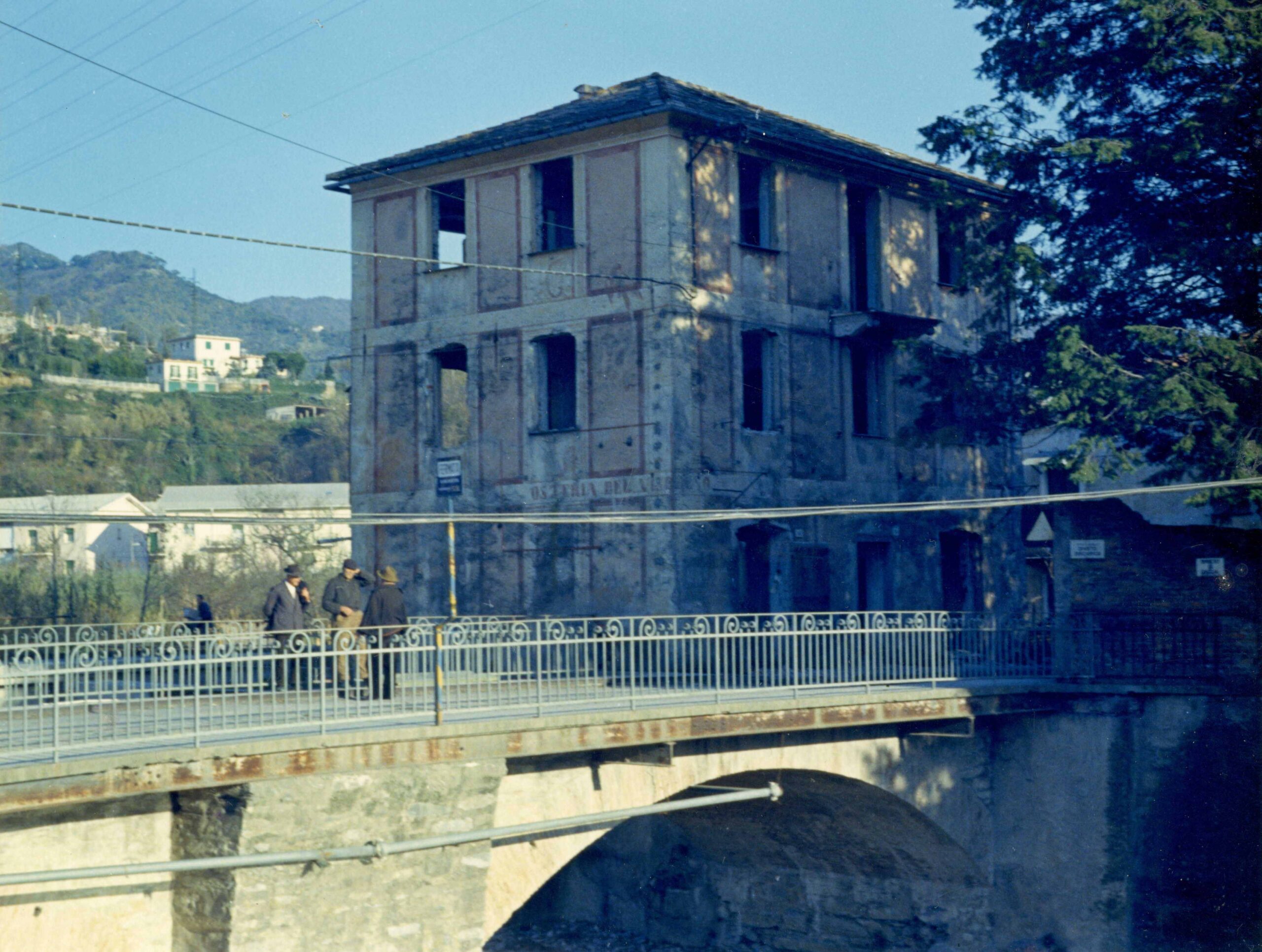 Nella foto il ponte originale poco prima della demolizione, intorno al 1964